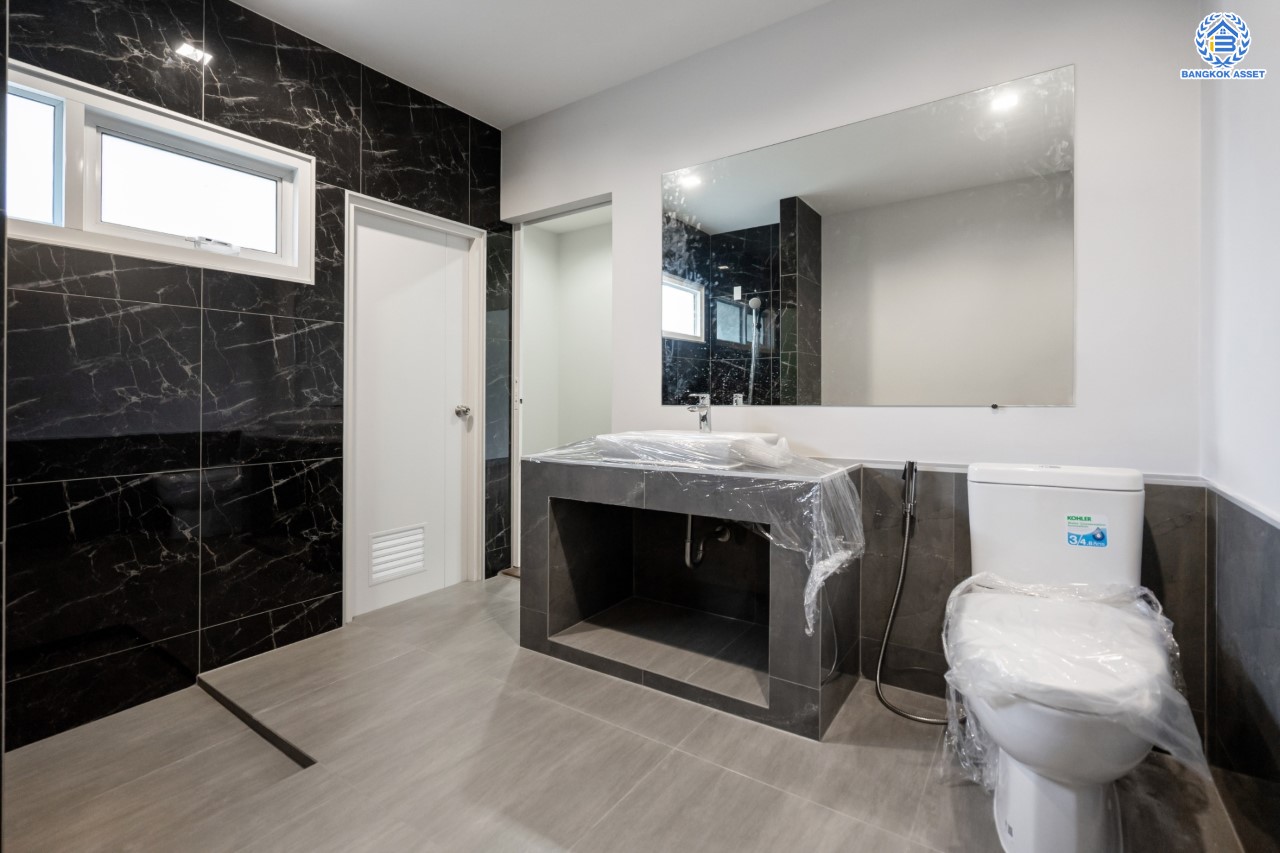 บ้านมือสองตกแต่งใหม่ ม.ธนทอง เอลลิแกนท์โฮม บางบอน4 รองรับทุกความสุข เนื้อที่ 118.1 ตร.ว. ฟังก์ชัน 5 ห้องนอน 5 ห้องน้ำ 1 ห้องแม่บ้าน จอดรถได้ 2 คัน พร้อม Living Area กว้างขวาง บนทำเลใกล้ทางด่วนเพชรเกษม, The Mall บางแค เชื่อมต่อ ถ.พุทธมณฑลสาย4 และ ถ.กาญจนาฯ